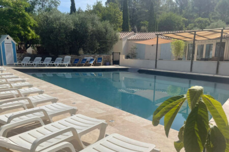 La piscine du Terrain de football au restaurant L'Oasis du Petit Galibier à Saint-Zacharie