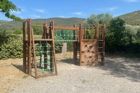 Jeux pour enfants au Terrain de football au restaurant L'Oasis du Petit Galibier à Saint-Zacharie